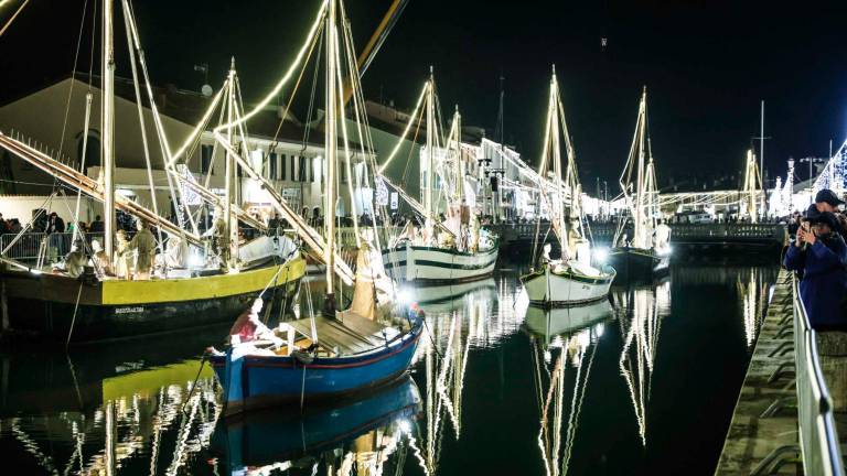 Cesenatico, diverse migliaia di persone per lo spettacolo e l’accensione delle luci del presepe della marineria - Gallery Cesenatico, diverse migliaia di persone per lo spettacolo e l’accensione delle luci del presepe della marineria - Gallery