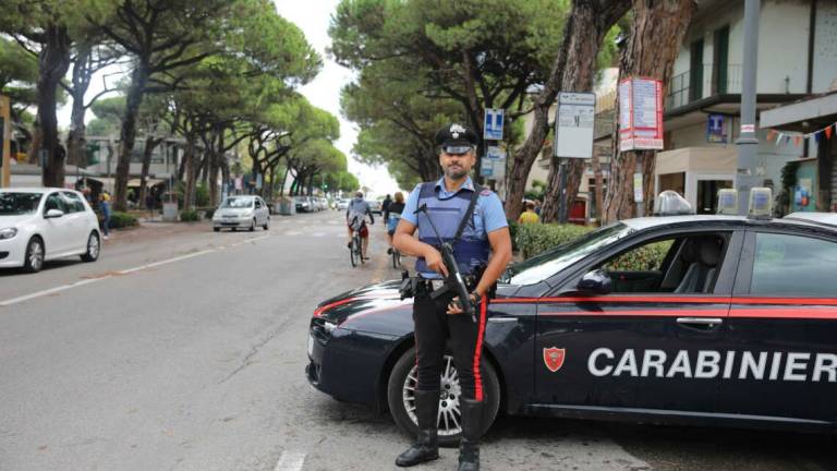 Cesenatico. Lei la distrae, lui tenta di rubare il portafogli dall'auto: denunciati Cesenatico. Lei la distrae, lui tenta di rubare il portafogli dall'auto: denunciati