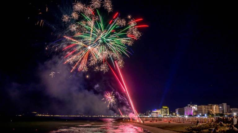 Ferragosto a Riccione: fino alle 2 si può fare festa nei bagni al mare Ferragosto a Riccione: fino alle 2 si può fare festa nei bagni al mare