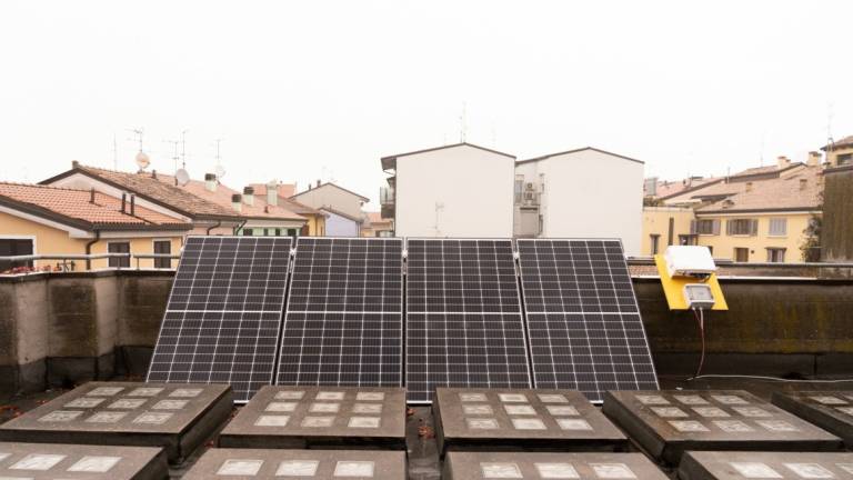 Cesenatico, quattro pannelli fotovoltaici sul tetto del teatro Cesenatico, quattro pannelli fotovoltaici sul tetto del teatro