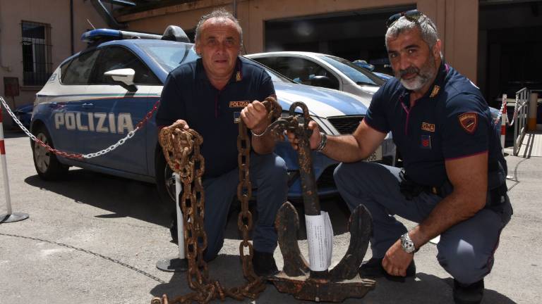Sorpresi a spostare una pesante ancora da peschereccio a Forlì Sorpresi a spostare una pesante ancora da peschereccio a Forlì