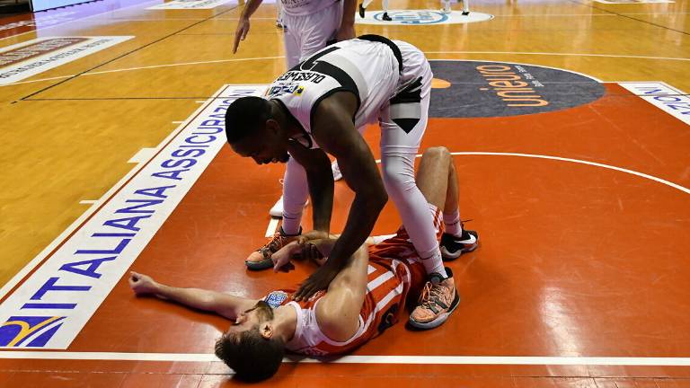 Basket A2 play-off, l'Unieuro si rialza: Atlante travolto in gara2 Basket A2 play-off, l'Unieuro si rialza: Atlante travolto in gara2