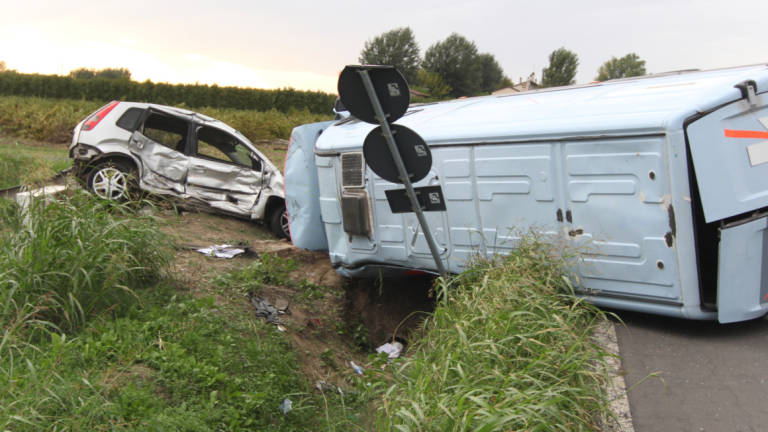 Incidente a Massa Lombarda: scontro tra un'auto con una donna e i tre figli a bordo e un furgone Incidente a Massa Lombarda: scontro tra un'auto con una donna e i tre figli a bordo e un furgone