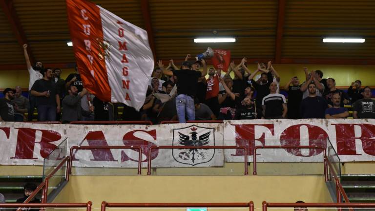 Basket A2, si rifiutano di indossare la mascherina e aggrediscono gli steward: daspo di un anno a 4 tifosi di Forlì Basket A2, si rifiutano di indossare la mascherina e aggrediscono gli steward: daspo di un anno a 4 tifosi di Forlì