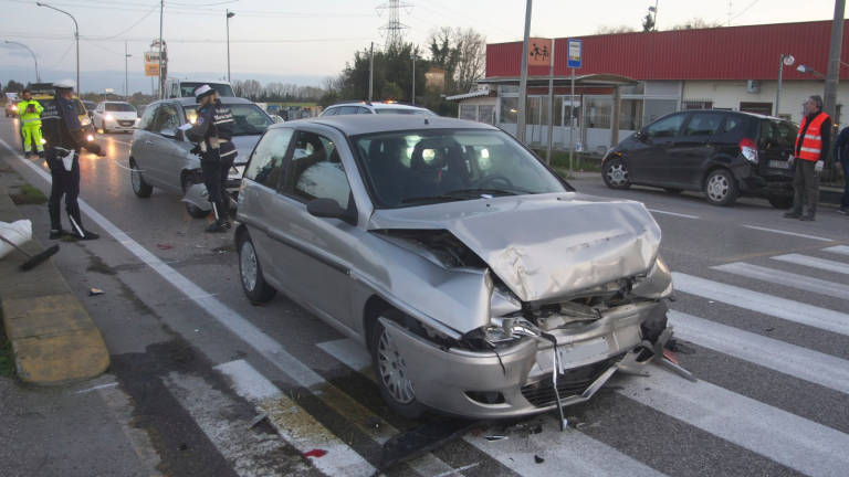 Tamponamento a catena a Camerlona, traffico in tilt sull'Adriatica Tamponamento a catena a Camerlona, traffico in tilt sull'Adriatica