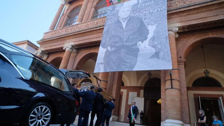 La salma di Zavoli arrivata a Rimini: aperta la camera ardente La salma di Zavoli arrivata a Rimini: aperta la camera ardente