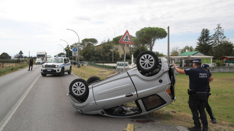 Ravenna, incidente: si ribalta con la minicar e viene sbalzata fuori, grave una donna Ravenna, incidente: si ribalta con la minicar e viene sbalzata fuori, grave una donna