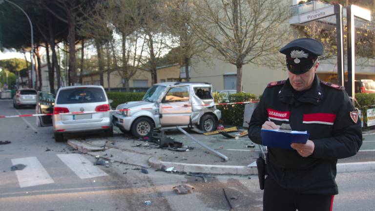 Cervia, ubriaco al volante centra un'auto di giovani: muore una 28enne Cervia, ubriaco al volante centra un'auto di giovani: muore una 28enne