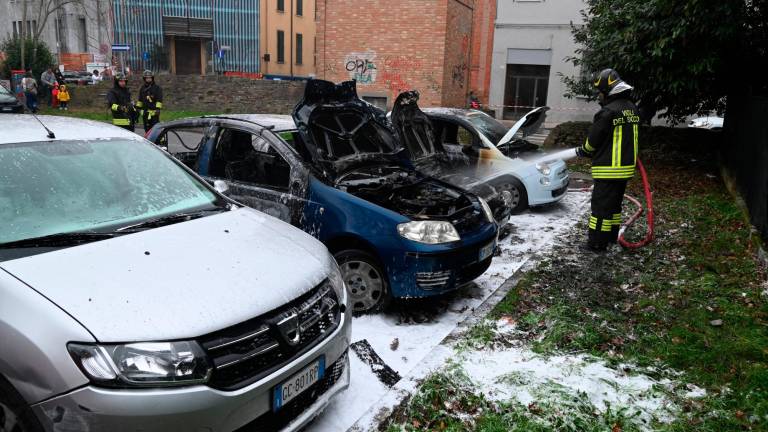 Forlì. Auto va a fuoco e ne danneggia altre tre, ferita una donna portata in ospedale. Indaga la polizia Forlì. Auto va a fuoco e ne danneggia altre tre, ferita una donna portata in ospedale. Indaga la polizia
