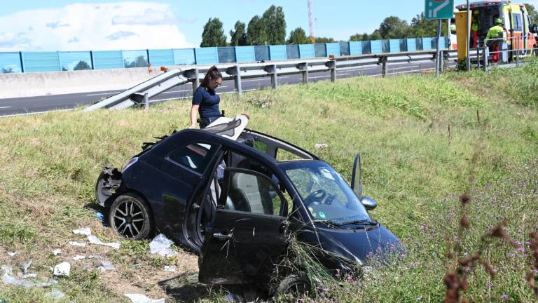 Forlì. Incidente in A14: auto esce di strada e si rovescia più volte, grave una donna Forlì. Incidente in A14: auto esce di strada e si rovescia più volte, grave una donna