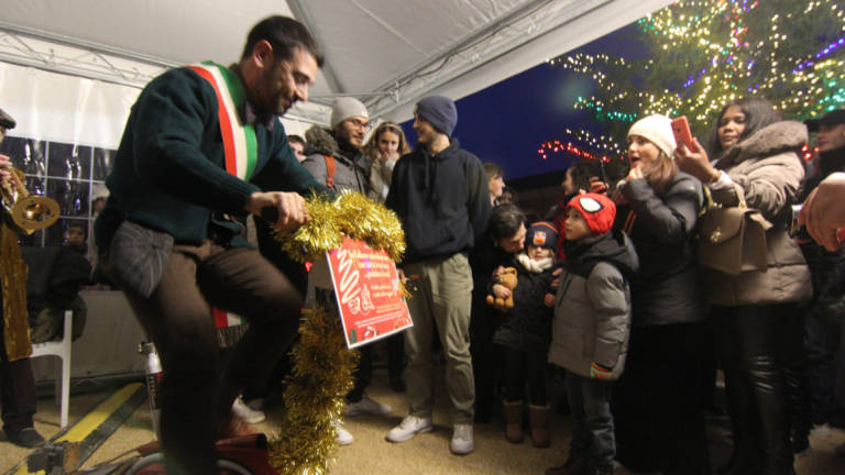 Benvenuti a Lugo, dove le luci dell'albero di Natale si alimentano a pedali - VIDEO GALLERY Benvenuti a Lugo, dove le luci dell'albero di Natale si alimentano a pedali - VIDEO GALLERY