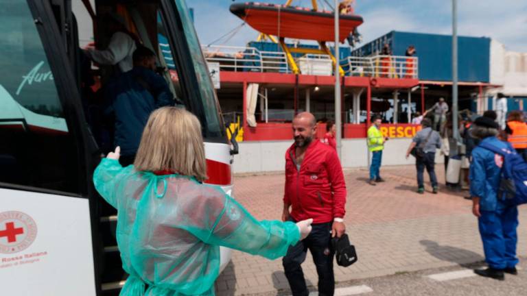Spunta un cartello di benvenuto per i migranti: la Sea Eye è sbarcata a Ravenna. Il sindaco: “Il sistema dell’accoglienza non funziona” - Gallery Spunta un cartello di benvenuto per i migranti: la Sea Eye è sbarcata a Ravenna. Il sindaco: “Il sistema dell’accoglienza non funziona” - Gallery