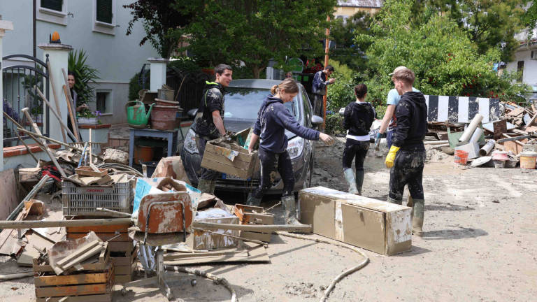 Cesena, una marea di giovani a spalare fango per le strade - Gallery Cesena, una marea di giovani a spalare fango per le strade - Gallery