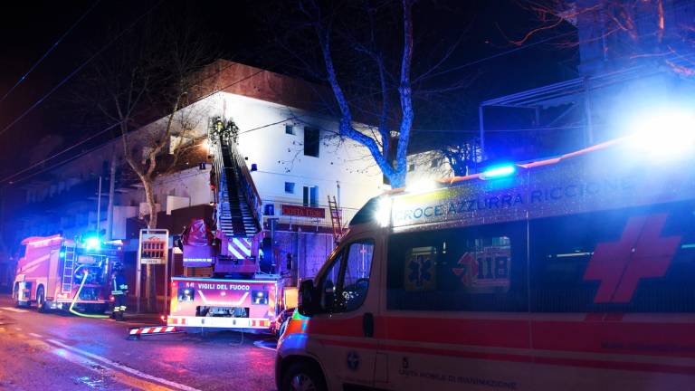 Rimini, incendio nella notte all’hotel Costa d’Oro VIDEO GALLERY Rimini, incendio nella notte all’hotel Costa d’Oro VIDEO GALLERY