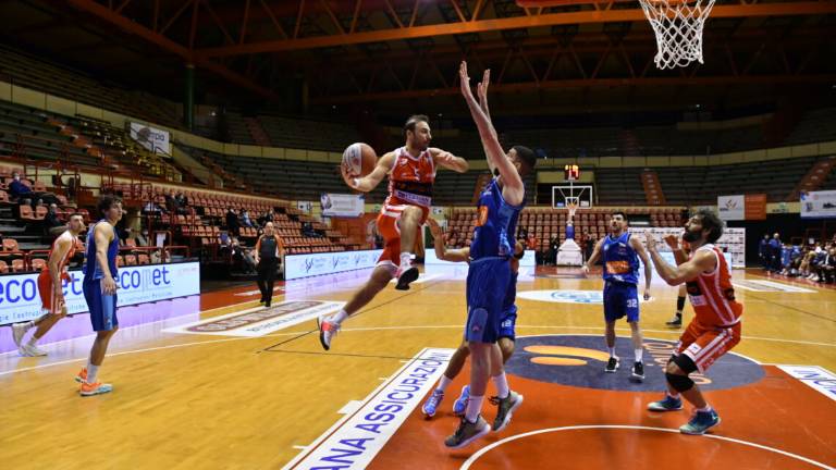Basket A2, Unieuro forza otto: battuta anche Napoli (89-80) Basket A2, Unieuro forza otto: battuta anche Napoli (89-80)