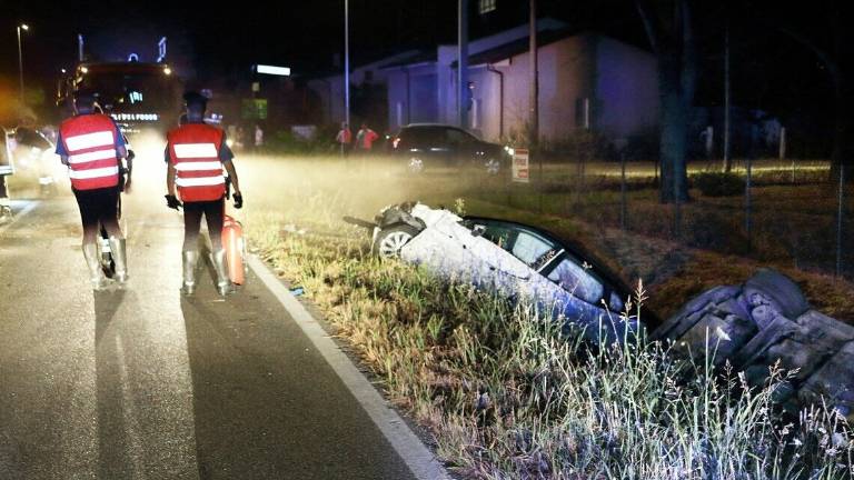 Terribile impatto nella notte a Pisignano. I residenti infuriati: Serve una rotonda o qui ci scappa il morto Terribile impatto nella notte a Pisignano. I residenti infuriati: Serve una rotonda o qui ci scappa il morto