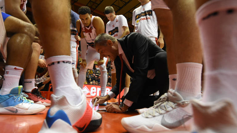 Basket, tripla di Ndoja: fa festa l'Unieuro (86-89) Basket, tripla di Ndoja: fa festa l'Unieuro (86-89)