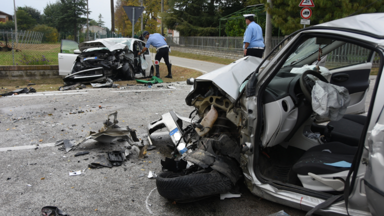 Pauroso frontale alle porte di Forlì, feriti un 19enne e una 52enne Pauroso frontale alle porte di Forlì, feriti un 19enne e una 52enne