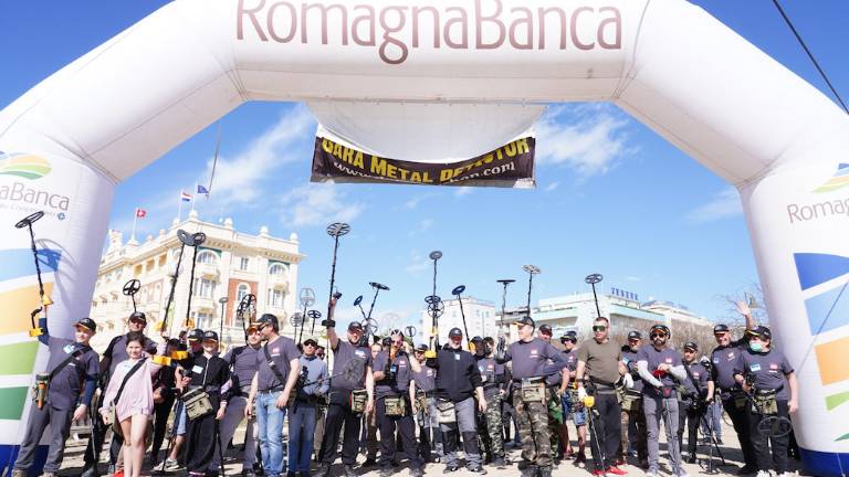 Cesenatico, alla gara dei metal detector s'impone la pioggia: vincitore deciso a sorteggio - FOTOGALLERY Cesenatico, alla gara dei metal detector s'impone la pioggia: vincitore deciso a sorteggio - FOTOGALLERY