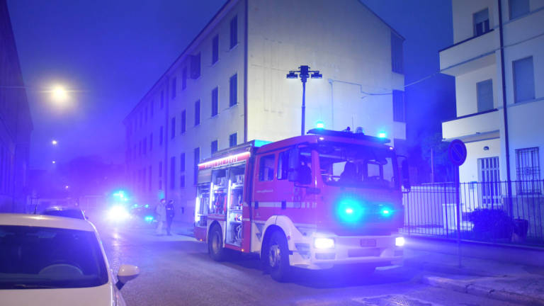 Forlì. Incendio in una cantina del palazzo Acer in via del Portonaccio, il fumo invade lo stabile Forlì. Incendio in una cantina del palazzo Acer in via del Portonaccio, il fumo invade lo stabile