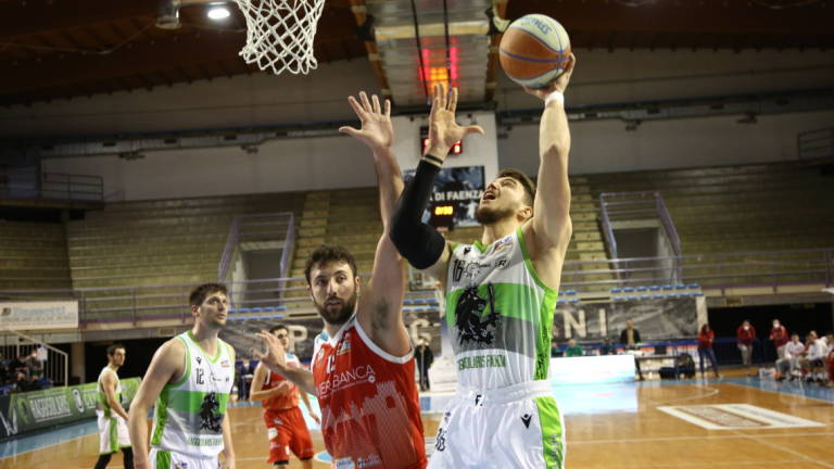Basket B play-off: Rimini-Faenza, comincia lo spettacolo verso la finale Basket B play-off: Rimini-Faenza, comincia lo spettacolo verso la finale