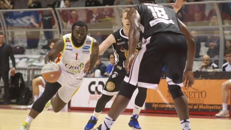 La marcia dell'OraSì riprende contro l'Urania (86-78) La marcia dell'OraSì riprende contro l'Urania (86-78)