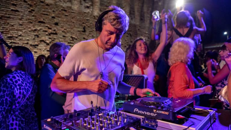 Io Remember, a migliaia ballano al Castello di Rimini. Sindaco deejay Io Remember, a migliaia ballano al Castello di Rimini. Sindaco deejay