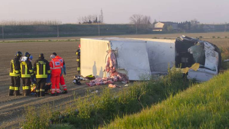 Camion si ribalta su un fianco, grave il conducente Camion si ribalta su un fianco, grave il conducente