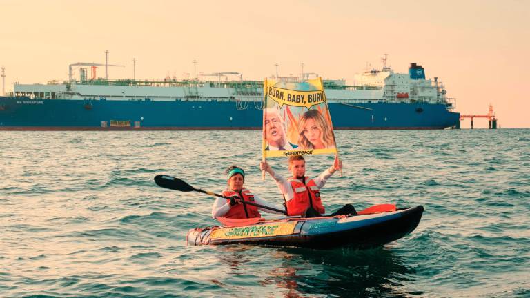 Ravenna. “Stop agli investimenti sul gas fossile”, la protesta di Greenpeace davanti al rigassificatore Ravenna. “Stop agli investimenti sul gas fossile”, la protesta di Greenpeace davanti al rigassificatore