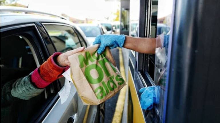 Violano la quarantena per andare da McDonald's: denunciati Violano la quarantena per andare da McDonald's: denunciati