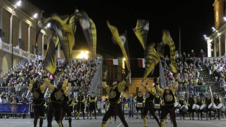 Gli sbandieratori di Faenza campioni italiani in casa VIDEO Gli sbandieratori di Faenza campioni italiani in casa VIDEO