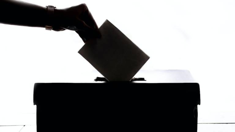 Elezioni a Riccione: Una lunga fila di irregolarità, verifiche in 25 seggi su 31 Elezioni a Riccione: Una lunga fila di irregolarità, verifiche in 25 seggi su 31