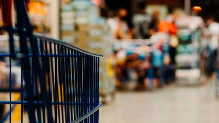 Cervia, rubano al supermercato, il titolare li scopre e lo prendono a calci: arrestata coppia di ladri Cervia, rubano al supermercato, il titolare li scopre e lo prendono a calci: arrestata coppia di ladri