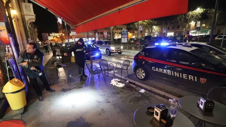 Ravenna, lite in centro: accoltellato alla gola in piazza Baracca Ravenna, lite in centro: accoltellato alla gola in piazza Baracca