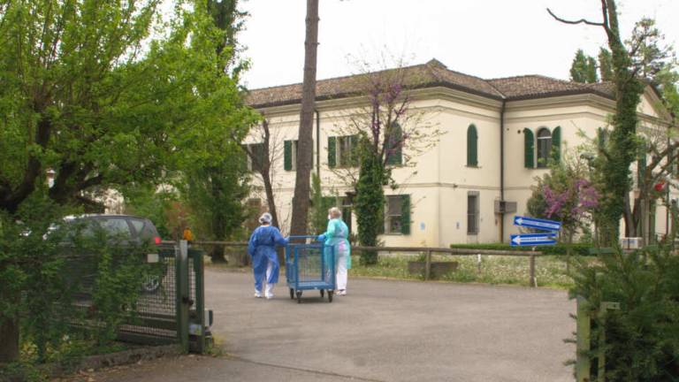 Russi, alla Baccarini moglie entra per dire addio al marito Russi, alla Baccarini moglie entra per dire addio al marito
