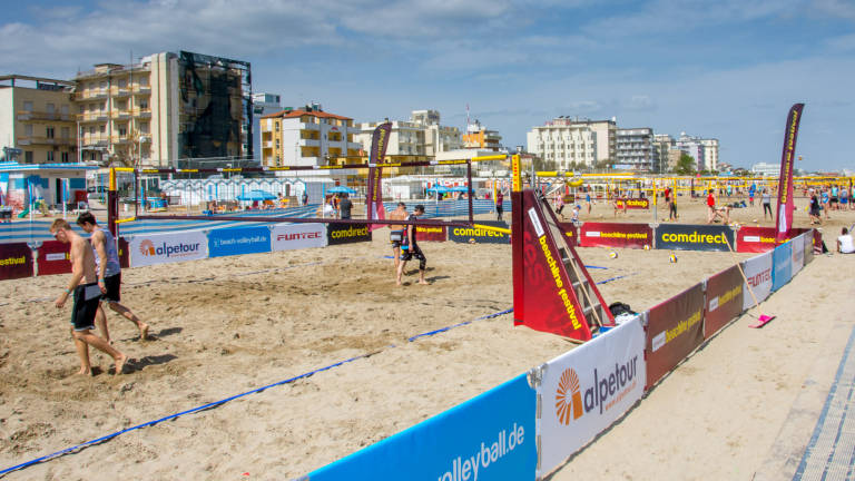 Riccione capitale del beach volley: 1.800 atleti si sfidano in spiaggia Riccione capitale del beach volley: 1.800 atleti si sfidano in spiaggia