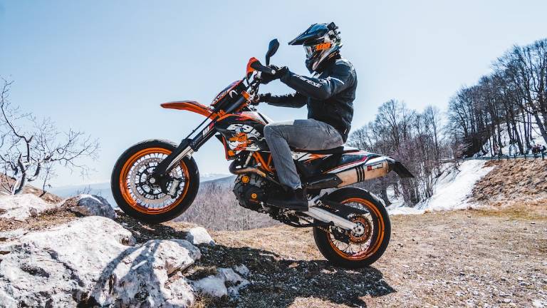 Si fa una foto su una moto rubata e la pubblica nei social: 18enne di Castel San Pietro nei guai Si fa una foto su una moto rubata e la pubblica nei social: 18enne di Castel San Pietro nei guai