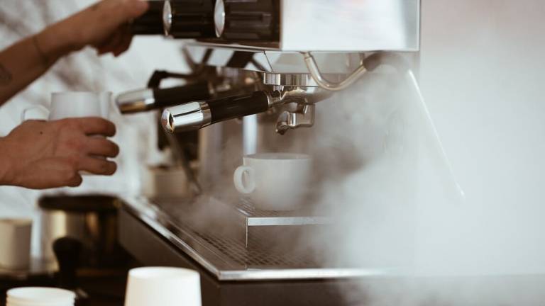 Vietato il caffè al bancone, la rabbia dei baristi Vietato il caffè al bancone, la rabbia dei baristi