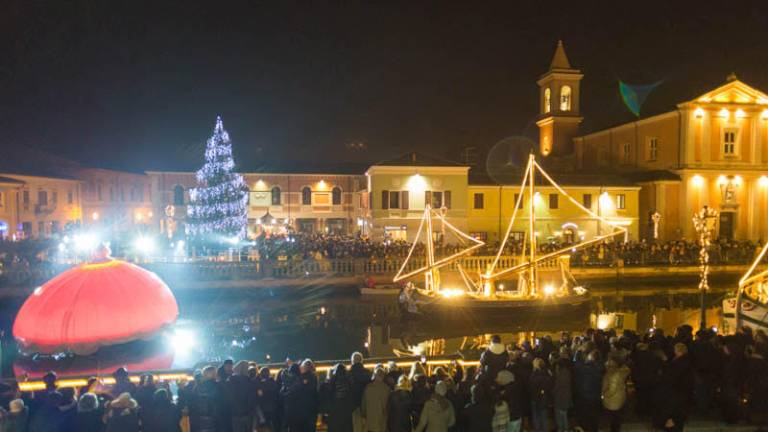 Da venerdì il porto di Cesenatico si illumina di notte anche in acqua Da venerdì il porto di Cesenatico si illumina di notte anche in acqua