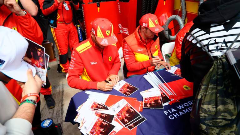 Imola, la Ferrari in pole scalda un pubblico di appassionati veri che hanno riempito pit lane e tribune GALLERY Imola, la Ferrari in pole scalda un pubblico di appassionati veri che hanno riempito pit lane e tribune GALLERY