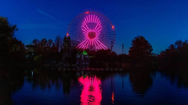 Ravenna, la ruota di Mirabilandia si illumina in omaggio alle donne Ravenna, la ruota di Mirabilandia si illumina in omaggio alle donne