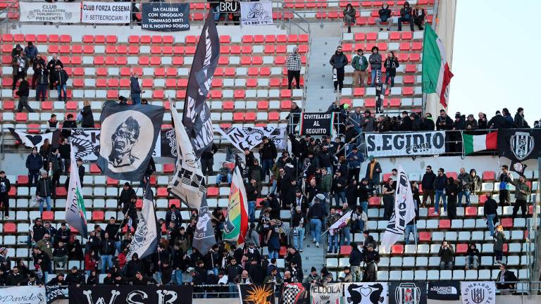 I tifosi del Cesena presenti nella passata stagione al San Nicola di Bari (foto Luigi Rega) I tifosi del Cesena presenti nella passata stagione al San Nicola di Bari (foto Luigi Rega)