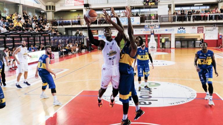 Basket A2, gran colpo Naturelle a Porto San Giorgio Basket A2, gran colpo Naturelle a Porto San Giorgio