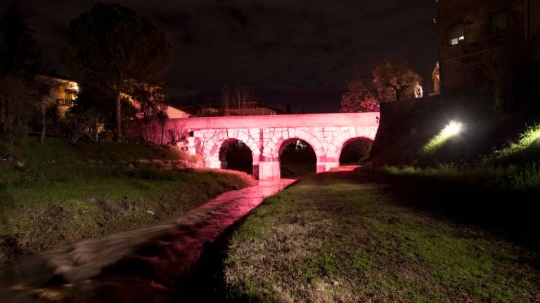 Savignano, verso il Giro d'Italia il Ponte Romano si tinge di rosa Savignano, verso il Giro d'Italia il Ponte Romano si tinge di rosa