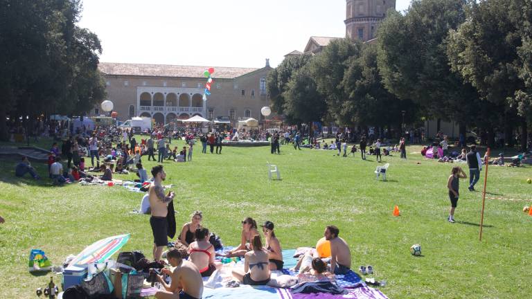 Lavoro, musica ma anche tintarella, così Ravenna ha celebrato il 1 maggio Lavoro, musica ma anche tintarella, così Ravenna ha celebrato il 1 maggio