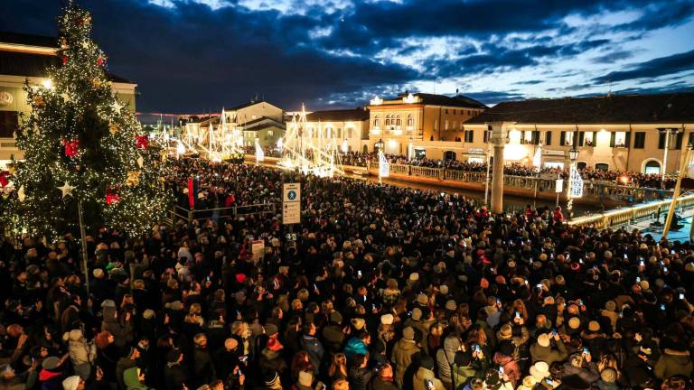 Cesenatico, diverse migliaia di persone per lo spettacolo e l’accensione delle luci del presepe della marineria - Gallery Cesenatico, diverse migliaia di persone per lo spettacolo e l’accensione delle luci del presepe della marineria - Gallery