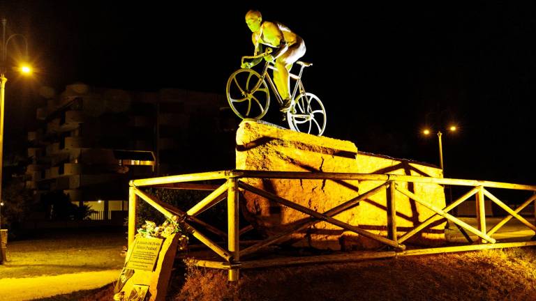Cesenatico e il Tour de France: statua di Pantani in giallo e una enorme scritta con lettini e ombrelloni Cesenatico e il Tour de France: statua di Pantani in giallo e una enorme scritta con lettini e ombrelloni