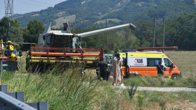Castrocaro. Incastrato tra le lame di una mietitrebbia: perde una gamba Castrocaro. Incastrato tra le lame di una mietitrebbia: perde una gamba