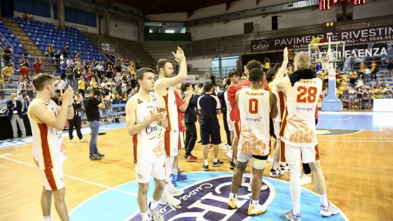 Basket A2 play-off, la fotogallery di OraSì Ravenna-Cantù 58-59 Basket A2 play-off, la fotogallery di OraSì Ravenna-Cantù 58-59