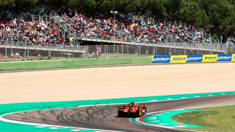 Imola, la Ferrari in pole scalda un pubblico di appassionati veri che hanno riempito pit lane e tribune GALLERY Imola, la Ferrari in pole scalda un pubblico di appassionati veri che hanno riempito pit lane e tribune GALLERY